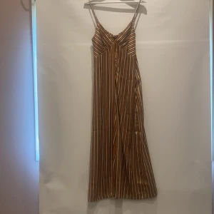 Jumpsuit  - En cool rundlig jumpsuit från Bik Bok. Aldirg använd då den är förliten. Stl L men mer som en M. Nypris:350kr. Pris exl frakt🍉