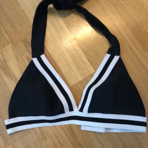 Bikinitopp från twilfit - Bikinitopp från twilfit. Väl använd men är tvättad och lägre pris😊om ni undrar något är det bara att fråga!🥰