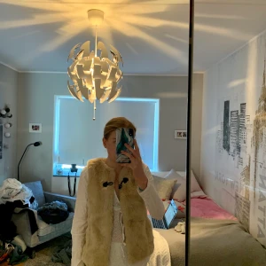 Beige fake pälsväst - Hade alltid på mig denna när vi skulle ut för några år sen men nu har jag vuxit ur den tyvärr. Storlek 162 cm, jag är 167. Så skulle säga att de passar en XS