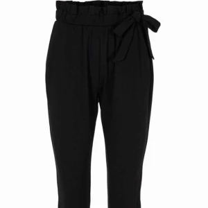  - Kostymbyxor från Gina tricot st 38 använd 2 gånger pga för små, bra skick, inget sönder , bandet medföljer samt man kan ta av det också! Skriv för frågor tack! 