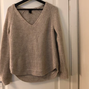 Stickad tröja - Superfin stickad tröja som tyvärr aldrig kommer till användning. Storlek S men passar xs-M beroende på hur man vill att den ska sitta. Fint skick!!