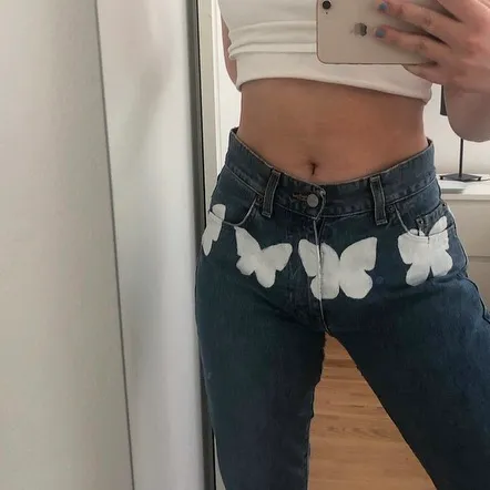 Fina jeans med vita fjärilar. Liten fläck som syns på första bilden. Frakt 66kr! . Jeans & Byxor.