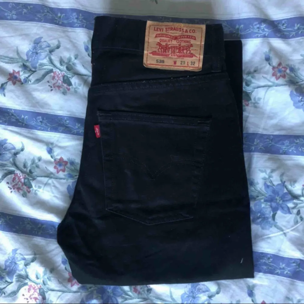 ett par shit snygga svarta levis jeans! modellen är 538 och storleken är 29W 32L 💘 aldrig använda 😋 frakt ingår inte . Jeans & Byxor.