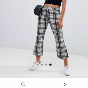 Petite kickflare jeans - Skitballa jeans i rutmönster från ASOS i petite serien. Frakt tillkommer!