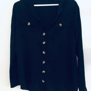 Svart skjorta  - Svart skjorta, något tunnare så passar perfekt som beach cover-up, men funkar även till vardags. Storlek S, aldrig använd. Köpt i en random butik i Spanien. Frakt 66 kr. 