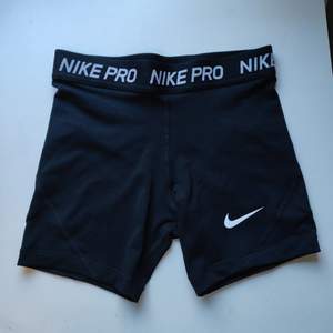 Svarta Nike , G NP SHORTS. Nyskick, aldrig använda. Inköpta i mars 2020. Stl Jr L (146-156cm). Köpare står för frakten