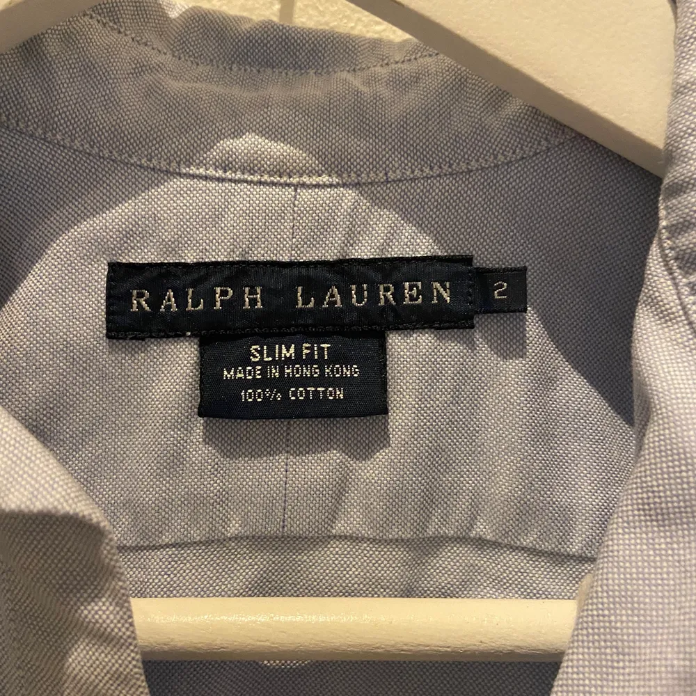 Klassisk skjorta från Ralph Lauren i slim fit i väldigt bra skick. Skjortor.