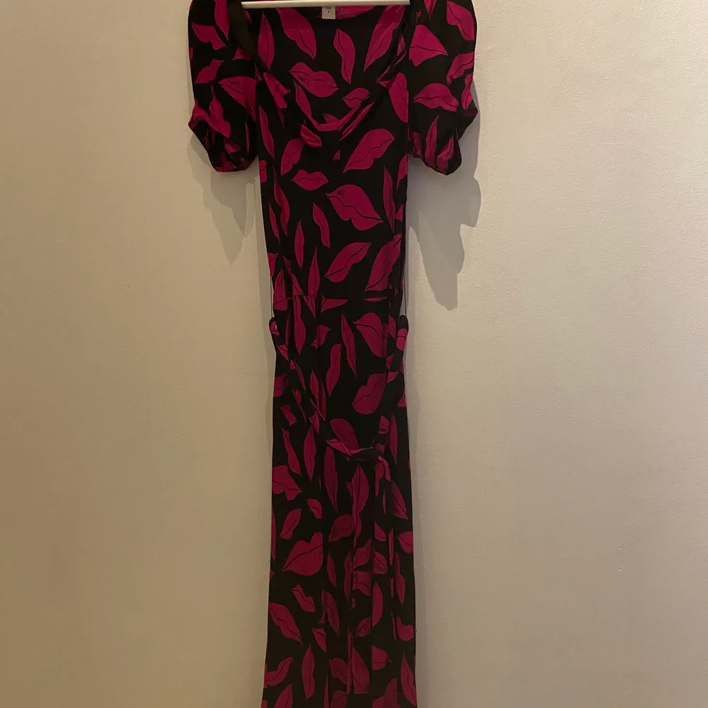 Klassisk klänning från Diane von Furstenberg i storlek small i fint skick . Klänningar.
