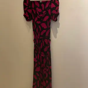 Klassisk klänning från Diane von Furstenberg i storlek small i fint skick 