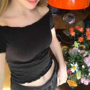 Offshoulder croptop - Jättefin Offshoulder croptop från Monki! Tyget är räfflat, superbra skick💖💕💕💘