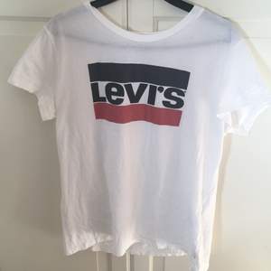 Säljer min levi’s t-shirt i strl L då den har blivit för liten för mig. Haft den i ca 1 år men bara använt den några gånger så skicket är bra! Köparen står för frakten.