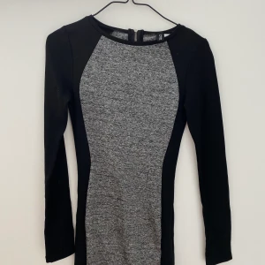 Fodralklänning från H&M - Jättesnygg festklänning från H&M i strl 32. Använts ett par gånger men är i fint skick! En gammal bild för jag kan tyvärr inte ha den längre då den är för liten. Kan mötas upp i Malmö, annars kostar frakten 44kr🥰