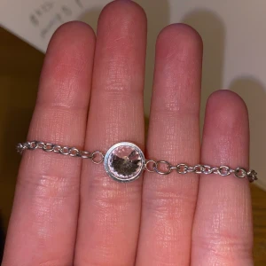 Snö of sweden armband!  - Jättefint silverfärgat (ej äkta vad jag vet) och justerbart armband från Snö of Sweden! Rosa diamant (fejk) som motiv! Hyfsat skick, några skråmor! 30 kr + frakt