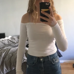 Off shoulder tröja - Vit ribbad off shoulder tröja från hollister, bra skick, kan sänka lite i pris