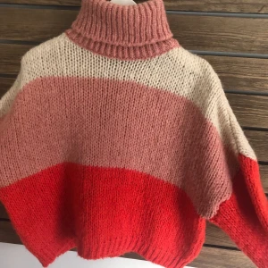 Stickad Polo - Säljer nu denna polostickade tröjan från Chiquelle, använd endast en gång och kan bära upp en hel outfit pågrund utav dess härliga färger. INKLUSIVE frakt så inga utgifter tillkommer