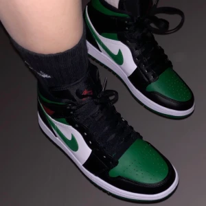 Air Jordan 1 Limited Edition - Säljer mina super snygga Air Jordan 1 Mids black/white/pine-green. Helt nya, endast provade! Säljer de pg av att de är för stora för mig 🌸 Storlek 41 🌸 Skriv till mig om du är intresserad 🥰 