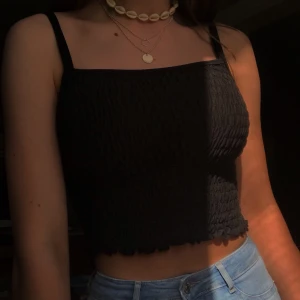 Svart linne  - 🖤🖤 Super gulligt svart linne. Den är i mycket fint skick! Köparen står för frakten <3