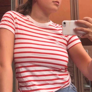  - Jättefin röd och vit randig t-shirt! Pris kan diskuteras.