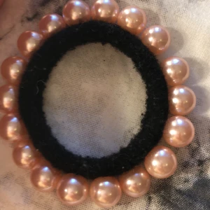  Hårtofs  -  Säljer denna fina hårtofsen med rosa pärlor runt, aldrig använd mycket bra skick ❤️