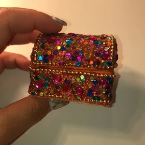  Säljer denna fina lådan ❤️ -  säljer denna låda med diamanter på eller var det är ha ha ha sig lite på grund av att jag aldrig använda den, mycket mycket bra skick ❤️