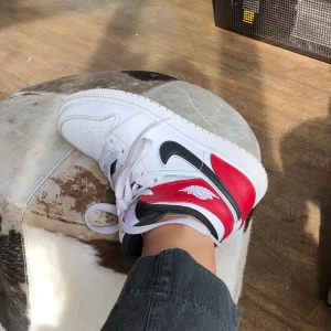 Jordan 1 Mid - Skriv vid intresse!