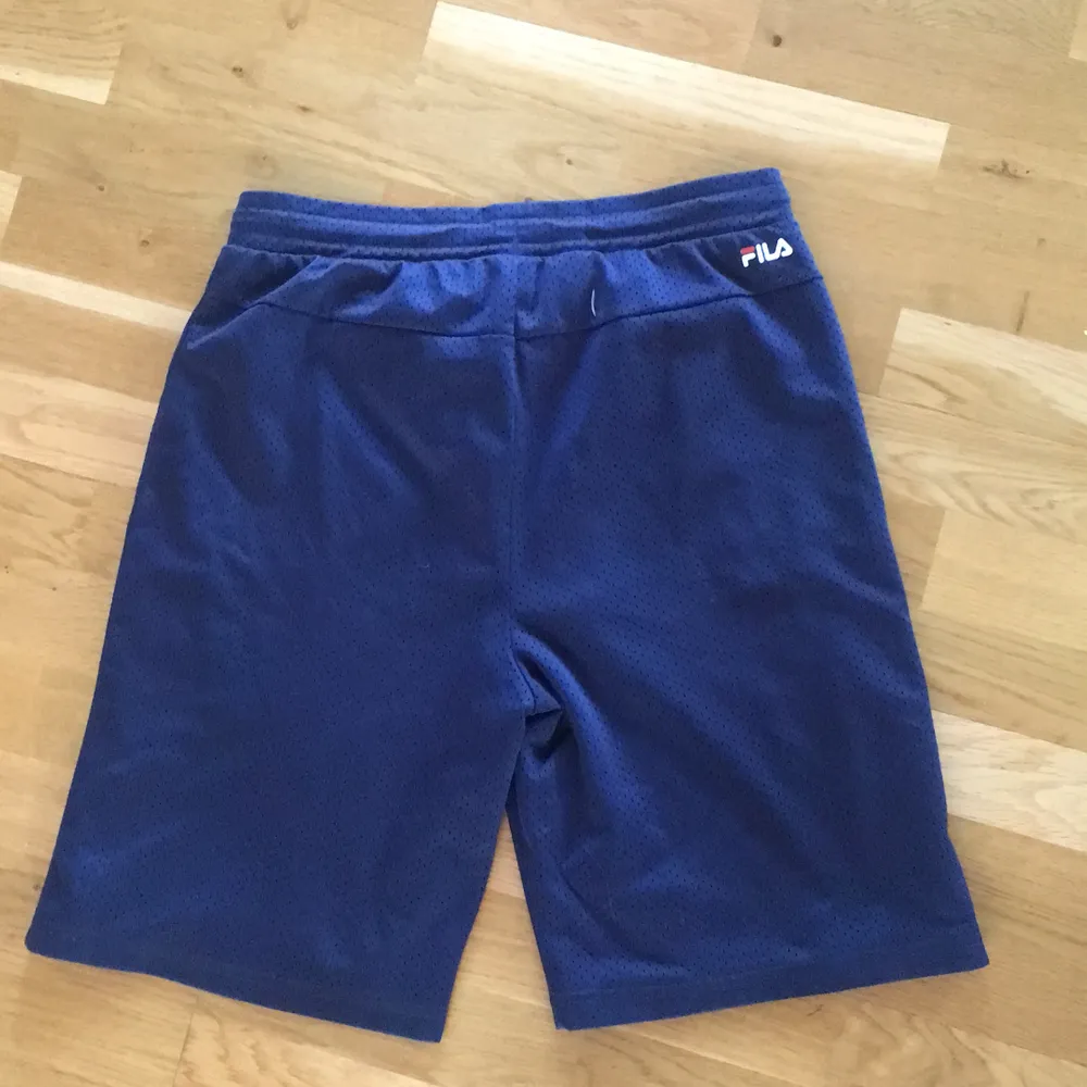 Mer eller mindre helt nya fila shorts. De är i storlek S! Frakt tillkommer för köparen, 39kr.. Shorts.
