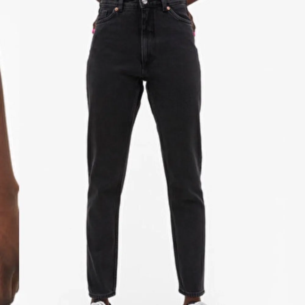 Svarta Mom jeans från Monki i modellen kimomo, bra skick. En frakt på 66kr tillkommer💞. Jeans & Byxor.