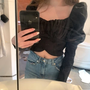 Svart top med puffärmar - En svart topp från nakd med puffärmar i storlek 34. Är inte riktigt min stil längre därför säljer jag den. Använd ett fåtal gånger. Ord. Pris 399kr
