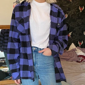 flanellskjorta  - Ascool flanellskorta från Dickies! Använden 1-2 gånger, så är i väldigt bra skick! Är i storlek L, men jag har vanligtvis S, och är 168cm lång! :) HÖGSTA BUD: 245kr ink frakt