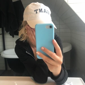 Vit keps från Gant - Vit keps från Gant med marinblå bokstäver. Typ aldrig använd och därmed ej smutsig eller så. 🧢