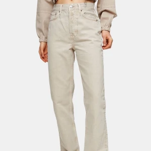 Jeans med raka ben - Supersnygga jeans från Topshop med raka ben, sitter riktigt snyggt på, men tyvärr lite för stora för mig och därav säljer jag dom. Storlek 26 i midjan och 32 i längden. Endast använda 2 gånger. 