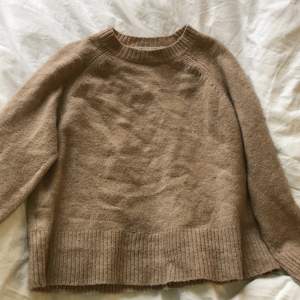 Snygg och mysig tröja ifrån Mango gjord i ull. Sparsamt använd. 130+frakt