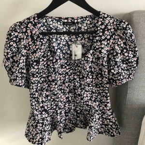  - En blus från Boohoo, men puffärmar Aldrig använd Ordinarie pris: 200kr Strl:36 (passar en xs)