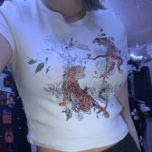 croppad t-shirt med tigertryck från Bershka. säljer då jag inte använder den längre. stretchig så man kan även gå upp i storleken (det står L men jag är en S) . frakten är inräknad i priset 