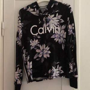 En hoodie från Calvin Klein som är väldigt tunn i tyget. Köpt på outlet i usa och ej använd ofta. Strl L, men passar även M. 150kr (köparen står för frakt)