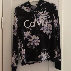 CK Hoodie - En hoodie från Calvin Klein som är väldigt tunn i tyget. Köpt på outlet i usa och ej använd ofta. Strl L, men passar även M. 150kr (köparen står för frakt)