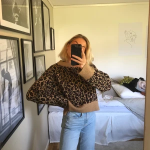 Leopardtröja  - säljer denna coola leopardtröjan från zara! stickad, men SÅ skön! Frakt på 89 kronor tillkommer. 