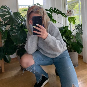 Jeans med hål och slits  - Jeansen är i storlek S! Jag har gjort hålen och slitsarna själv, sparsamt använda. 