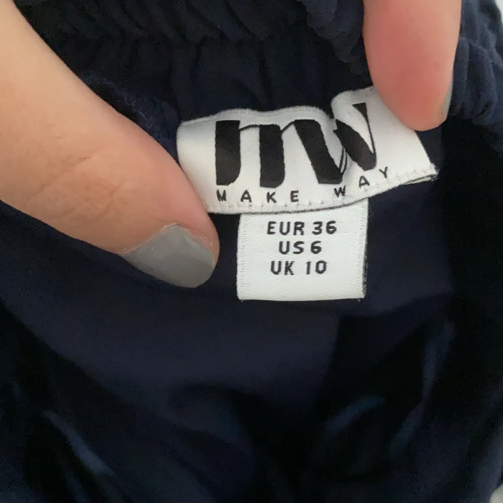 En jätte fin marinblå balklänning från bubbelroom i storlek 36. Korsad i ryggen. Använt den en gång och den kommer inte ha någon användning fram över. Ordpris : 599. Klänningar.