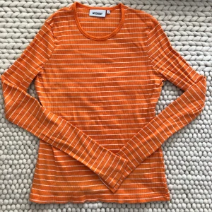 RIBBAD TRÖJA WEEKDAY  - Ribbad tröja från Weekday. Näst intill oanvänd. Storlek S. Lite längre i modellen och i ärmen. 