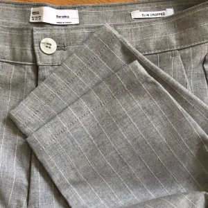 Kostymbyxor  - Kostymbyxor i herrmodell från Bershka i strl 36. Slim Cropped. Sälja pga fel storlek, nyskick. 