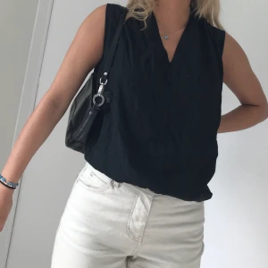 Fin topp - Fin svart topp från COS i viskos. Storlek 34.