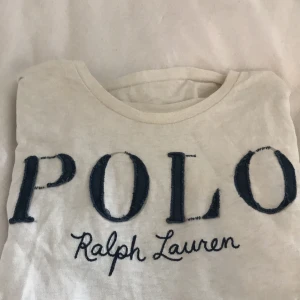 Väldigt snygg t-shrt - En snygg märker t-shirt, äkta givetvis och köpt för 600kr