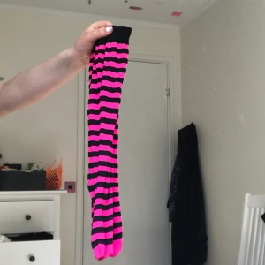 knästrumpor - rosa och svart randiga knästrumpor! jag har använt dem en gång. dem e typ precis över knäna på mig som e 153 och har typ 37 i skor. jättefina nu till er emo sommar 😋✨