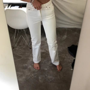 Vita jeans oanvända - Säljer dessa vita jeans, helt oanvända från weekday. Prislappen finns kvar. Storlek w26 L32