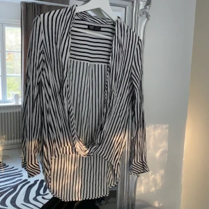 Zara Blus - Fin festlig randig blus. Går att knäppa med en inte synlig knapp ifall man inte vill ha så urringad! 