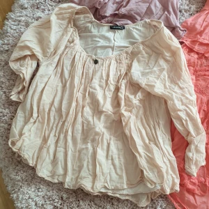 Blus från tessie - Fin blus från tessie. Använt 2 gånger. Passar xs-m. 50kr möts i gbg alt skickas mot frakt ❤