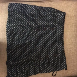 Tommy Hilfiger kjol - Lite kortare kjol i mjuk och kraftig bomullsblandning med isydd underkjol. Ganska bra skick men har använts en hel del. Storlek 4 vilket ska motsvara XS men när jag hade den storleken tyckte jag den hängde så snarare s/m. Frakt tillkommer. 