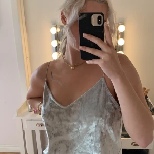 Linne i sammet - Tunt linne i sammet storlek M pris 40 kr frakt 55 kr