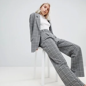 Rutiga byxor från weekend i storlek 38 - Supersköna kostymbyxor från weekday som tyvärr inte kommer till användning längre! Möts gärna upp i stockholm🥰🥰💖